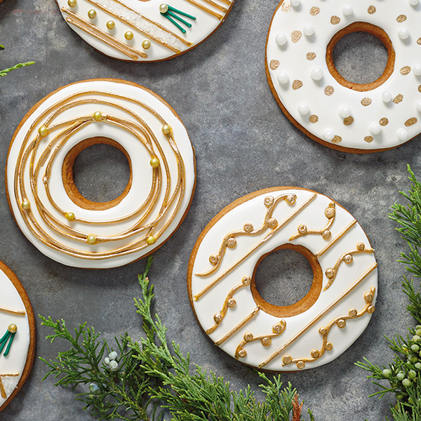 Gingerbread Christmas Wreath Cookies with Metallic Piping MC