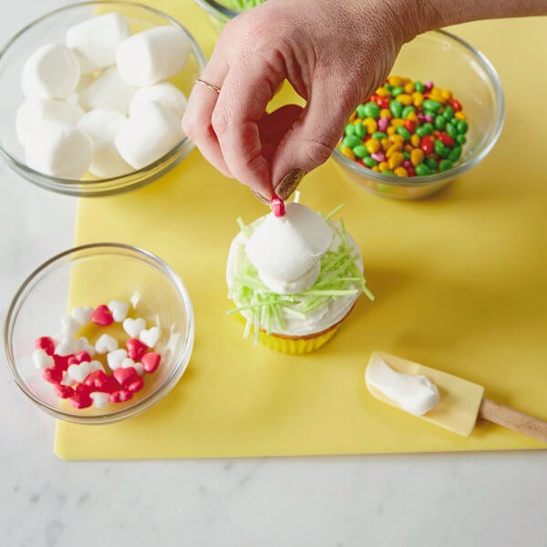 Chick Cupcakes 7 Secure the candy