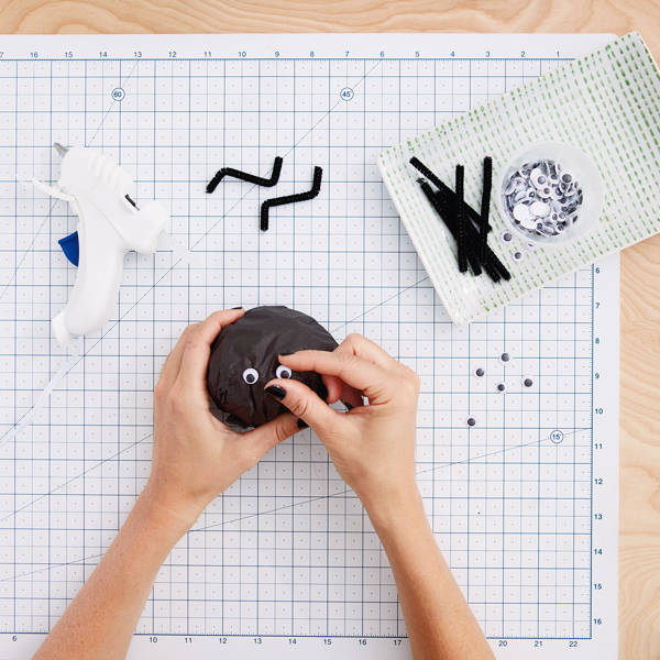 15729 Tissue Paper Halloween Treats Spider 4