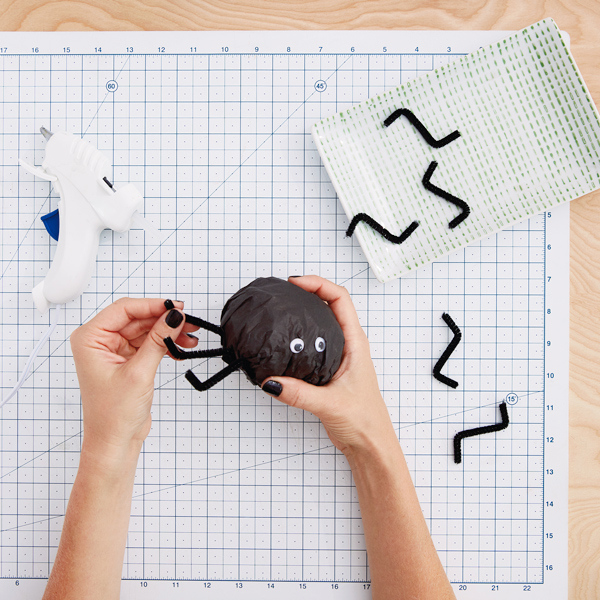 15729 Tissue Paper Halloween Treats Spider 5